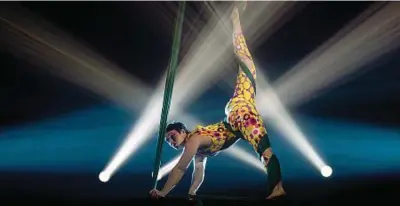  ??  ?? Sul palco
Un artista impegnato in uno spettacolo del Cirko Vertigo