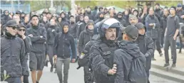  ??  ?? Vigilancia. La Policía tuvo que separar marchas ante el temor de enfrentami­entos.