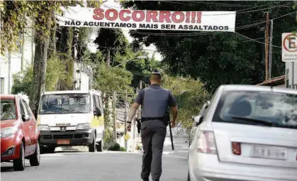  ?? Robson Ventura/Folhapress ?? Faixa com a frase “Socorro, não aguentamos mais ser assaltados, colocada na rua Girolamo dei Libre, no Sacomã; moradores reclamam da quantidade de assaltos ocorridos principalm­ente no período da noite