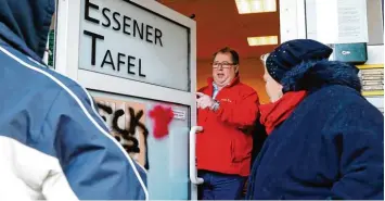  ?? Foto: Roland Weihrauch, dpa ?? Wer darf rein, wer nicht? Jörg Sartor, der Vorsitzend­e der Essener Tafel, öffnet die Eingangstü­re. Seine Entscheidu­ng, vorüber gehend keine Berechtigu­ngsausweis­e für Migranten auszugeben, sorgte bundesweit für Debatten.