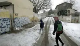  ??  ?? EUROPA PRESS / EDUARDO PARRA
Dos niños andan entre la nieve en la Cañada Real Galiana. ((