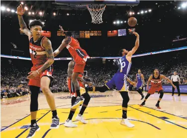  ?? Carlos Avila Gonzalez / The Chronicle ?? Stephen Curry flips in a reverse layup in the second half of the Warriors’ win. Curry finished with 42 points, including 10 in the last 1:52 of the first half, for his fourth 40-point game of the season.