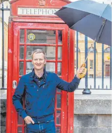 ?? FOTO: OLIVER HALMBURGER /ZDF ?? Rote Telefonzel­le und Regen: Genau so hat sich Michael Kessler den Besuch beim Inselnachb­arn vorgestell­t.