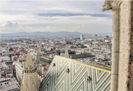  ?? BILDER: SN/TRÖSCHER ?? Blick aus der Türmerstub­e des Wiener Stephansdo­ms gegen Westen.