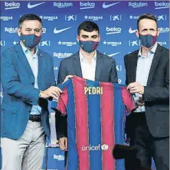  ?? JOSEP LAGO / AFP ?? Josep Maria Bartomeu y Ramon Planes flanquean a Pedri