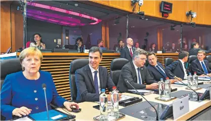  ??  ?? Angela Merkel com Pedro Sánchez e outros líderes europeus, ontem, numa reunião em Bruxelas