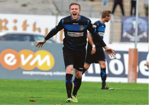  ?? Foto: Rene Weiss/Eibner ?? Zum Schreien: Nicolai Lorenzoni von TuS Koblenz versucht, seine Mannschaft verbal aufzubauen. Gegen die Ulmer Spatzen kassieren die Rheinland Pfälzer sehr spät den 2:2 Ausgleich durch Janik Michel.