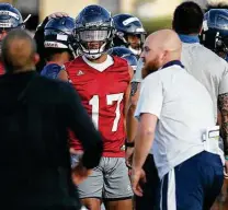  ?? Jerry Lara / Staff photograph­er ?? UTSA quarterbac­k Frank Harris, a senior from Clemens, says a clean out knee surgery has him feeling strong this spring.