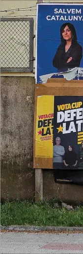  ?? ?? Carteles de Aliança Catalana, la CUP, Junts, ERC y el PSC, en un tablón electoral en el municipio de Ripoll.