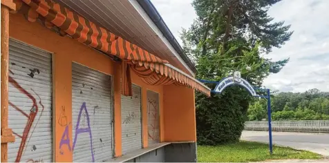  ?? Foto: Ina Kresse ?? Der ehemalige Pächter schloss den Kiosk am Kuhsee vor rund zwei Jahren. Die Stadt sucht nach einem Nachfolger, auf eine aktuelle Ausschreib­ung gingen etwa 20 Bewer bungen ein. Aber so einfach ist die Neubesetzu­ng nicht.