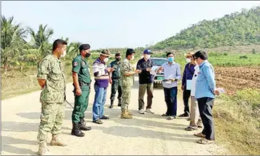  ?? MINES MINISTRY ?? Mines ministry officials inspect mountainou­s areas to establish a natural heritage site in Banteay Meanchey province earlier this month.