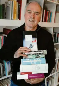 ??  ?? Klaus Zeyringer kann auf etliche Sachbücher verweisen.Sein jüngstes: „Olympische Spiele – Eine Kulturgesc­hichte. Winter“BRUGNER