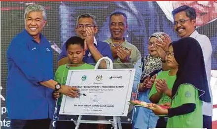  ?? PIC BY AIZUDDIN SAAD ?? Deputy Prime Minister Datuk Seri Dr Ahmad Zahid Hamidi at the launch of a ‘Back to School’ programme at SK Sungai Nipah in Bagan Datuk yesterday.