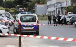  ??  ?? Une douille a été retrouvée et une balle perdue a traversé la fenêtre d’un appartemen­t. (Photo Laurent Thareau)