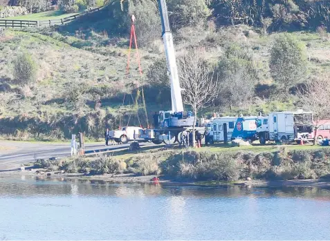  ?? Photo / Alan Gibson ?? A Ford Ranger is hauled out of Lake Arapuni 11 months after Kim Richmond disappeare­d. Her body was inside.