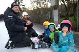  ??  ?? MATPAUS. Familjen Andersson-oskarsson från Halmstad gör en paus i åkningen för att få i sig lite medhavd picknick.