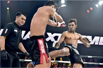  ??  ?? The historic fight where Kumudu recorded his 10th victory in order to reach the World Cage, the Pro level in Muay Thai