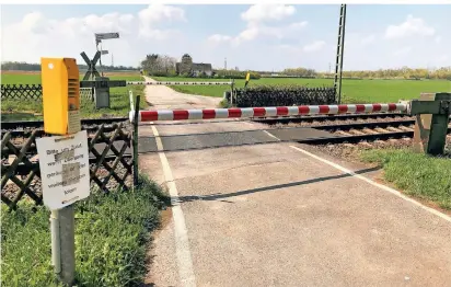  ?? NGZ-FOTO: SEEG ?? Der Bahnüberga­ng am Krauser Weg im Kaarster Norden soll geschlosse­n werden. Im nächsten Mobilitäts­ausschuss kommt das Thema nach 2019 erneut auf die Tagesordnu­ng.