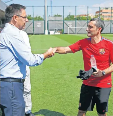  ??  ?? DIFÍCIL RELACIÓN. Bartomeu y Valverde no tienen la mejor sintonía.