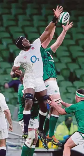  ?? AFP PIC ?? England’s Maro Itoje (left) and Ireland’s Iain Henderson reach for the ball during their Six Nations match on Saturday.