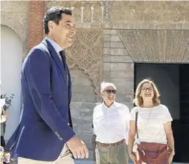  ?? EFE / RAÚL CARO ?? El presidente de la Junta, el viernes ante los Reales Alcázares de Sevilla.