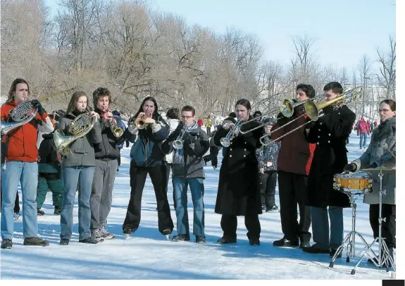  ??  ?? 1. La rivière L’assomption est très animée lors du Festi-glace.
2. Au Festival Feu et Glace, à Repentigny, un feu d’artifice est prévu le samedi 12 février.
PHOTOS D’ARCHIVES
1