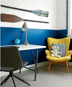  ?? PHOTO: JANE USSHER ?? Two vintage oars are perfect for a large wall.