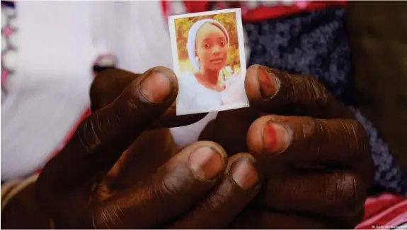  ?? Bild: Audu Ali Marte/AFP ?? Zainabu Mala hält 2019 ein Bild ihrer entführten Tochter Kabu