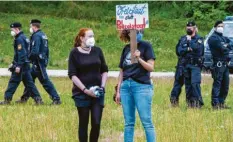  ?? Foto: Peter Kneffel, dpa ?? Zwei Frauen demonstrie­ren mit einem Plakat mit der Aufschrift „Freistaat statt Poli‰ zeistaat“gegen das Polizeiauf­gabengeset­z.