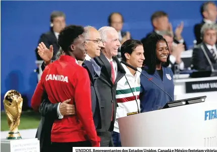  ??  ?? UNIDOS. Representa­ntes dos Estados Unidos, Canadá e México festejam vitória