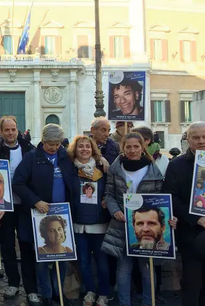  ??  ?? Ieri mattina a Montecitor­io L’associazio­ne Penelope ha protestato a Roma, chiede di affrontare con maggiore celerità le ricerche dopo la denuncia di scomparsa e di sconfigger­e la burocrazia