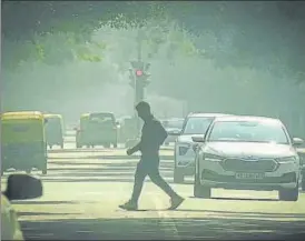  ?? RAJ K RAJ/HT PHOTO ?? Commuters on a smoggy morning in Delhi.