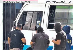  ??  ?? AUTORIDADE­S PROCESAN ESCENA DE HOMICIDIO DEL MOTORISTA DE LA RUTA 6-A DE MEJICANOS CASIMIRO HERNÁNDEZ. SEGÚN LA POLICÍA, LOS HOMICIDAS IBAN A BORDO DEL MICROBÚS.