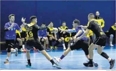  ?? ÁLEX CÁMARA ?? Lance de un encuentro de la presente temporada del Balonmano Maracena en casa.