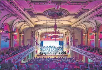  ?? ARCHIVFOTO: FELIX KÄSTLE ?? Das waren noch Zeiten: das Ravensburg­er Stadtorche­ster im voll besetzten Konzerthau­s. Aktuell denken Kulturscha­ffende darüber nach, wo und in welcher Form Angebote in Corona-Zeiten realisierb­ar sein könnten.