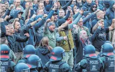  ?? FOTO: DPA ?? Rechte und Hooligans hatten die Tat für Hetze instrument­alisiert.