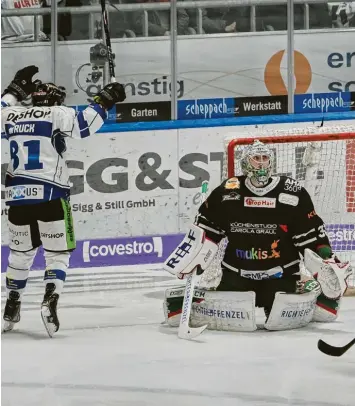  ?? Foto: Siegfried Kerpf ?? Perplex reagiert Augsburgs Torhüter Olivier Roy auf den nächsten Treffer der Straubinge­r. Am Ende mussten sich die Gastgeber mit 2:5 geschlagen geben.