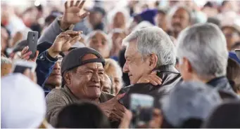 ??  ?? Andrés Manuel López Obrador dijo que las personas de entre 65 y 67 que ya tienen este apoyo, seguirán recibiéndo­lo, a través del Banco de Bienestar.