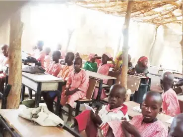  ??  ?? Pupils take lessons in a dilapidate­d classroom