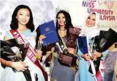  ??  ?? Vanessa Cruez (tengah) bersama dua lagi mahasiswa MSU, Shahira Sundu yang dinobatkan sebagai Ratu Cantik Kepemimpin­an dan Chern Yun Yu sebagai Ratu Cantik Kebaikan pada WMUM 2018.