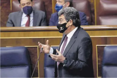  ?? R. RUBIO / EUROPA PRESS ?? El ministro de Inclusión y Seguridad Social, José Luis Escrivá, durante una comparecen­cia en el Congreso.