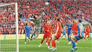  ?? ?? Wayne Hennessey makes one of a string of crucial saves in Wales’ World Cup qualifying victory over Ukraine on Sunday
