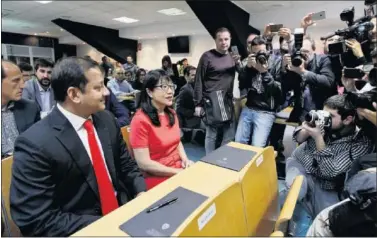  ??  ?? RELEVO NATURAL. Anil Murthy y Layhoon Chan, ayer en la sala de prensa de Mestalla.