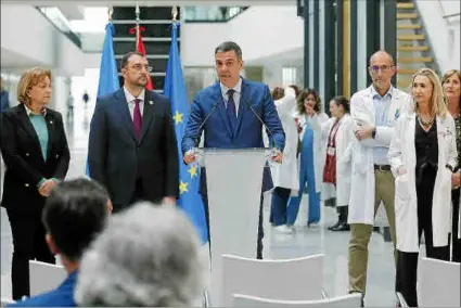  ?? Foto: EFE ?? El presidente del Gobierno realizó el anunció la nueva cartera sanitaria básica en una visita a Oviedo.