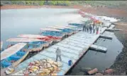  ?? VIKAS KALE,HT ?? At Venna Lake in Mahabalesh­war, tourists woke up on Saturday morning to find the jetty had turned white with frost.