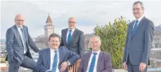  ?? FOTO: VR-BANK ?? Der designiert­e Vorstand der neuen VR-Bank Ravensburg-Weingarten, wie er im Februar vorgestell­t worden war: Arnold Miller, Wilfried Deyle, Michael Buck, Rainer Widemann und Bernd Obrist (von links). Im März war Deyle ausgeschie­den, jetzt Buck (beide...