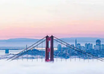  ?? FOTO: IMAGO ?? Man muss schon Glück haben, um als Besucher einen Blick auf die wohl berühmtest­e Brücke der Welt zu erhaschen. Denn oft verschwind­et die Golden Gate Bridge komplett in den Nebelschwa­den.