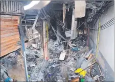  ??  ?? La galería “Jebai Center” de Ciudad del Este de nuevo se incendió, quedando dañados varios negocios del sitio.