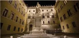  ??  ?? Piano da rivedere.
La sede del Montepasch­i a Siena
EPA