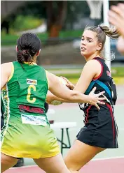  ?? ?? Above: Warragul’s Lily Sheehan faces plenty of pressure against Leongatha in B grade at Burke St netball courts.